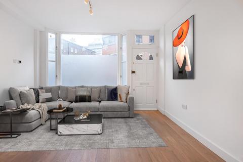 3 bedroom flat to rent, Cleveland Street, London W1T