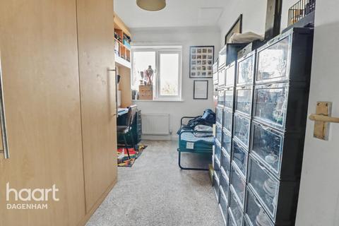 2 bedroom flat for sale, St Mark's Place, Dagenham