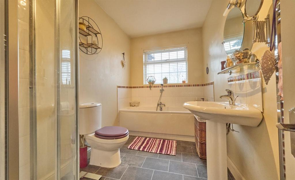 Family Bathroom to Front