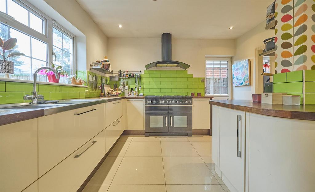 L Shaped Breakfast Kitchen to Rear