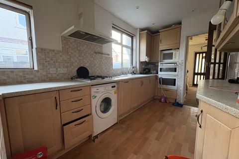 4 bedroom detached house to rent, 21 West Drayton Park Avenue, West Drayton