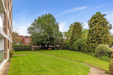 3 bedroom flat to rent, Flat 3, Roehampton Court, London
