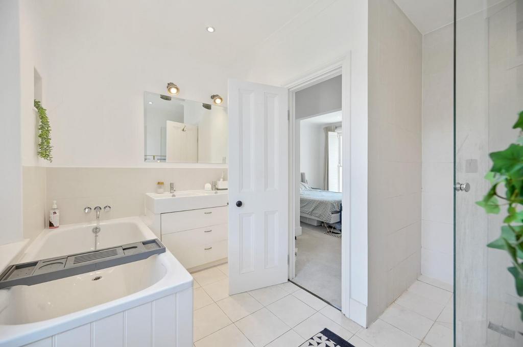 RCFBL-  cambridge grove - bedroom, ensuite 3 (1).j