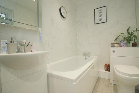 3 bedroom terraced house for sale, Landseer Way, Leeds