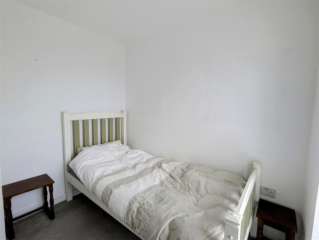 L02 Spare Bedroom.jpg