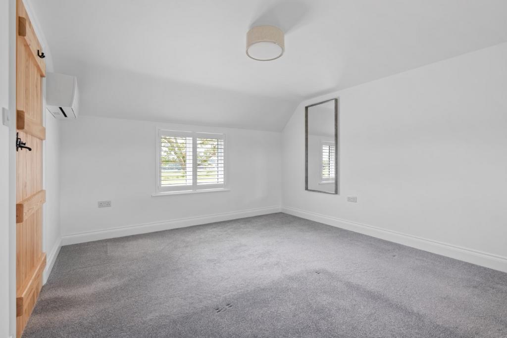 11 Medium T202509241445.jpg