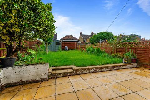 3 bedroom end of terrace house to rent, Petersham Close, Surrey SM1