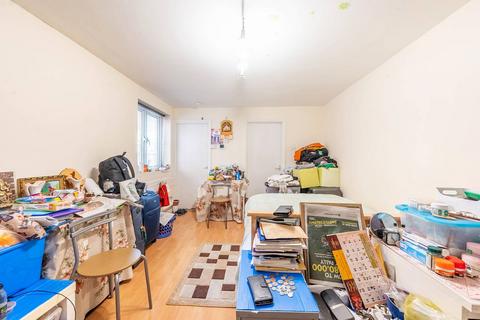 undefined, Rosslyn Crescent, Harrow, HA1