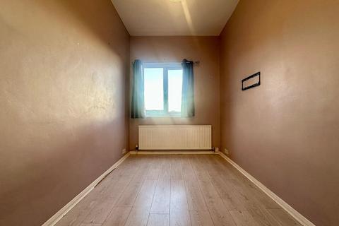 2 bedroom flat to rent, Selhurst Road, London SE25