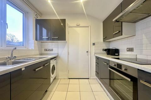 2 bedroom flat to rent, Selhurst Road, London SE25