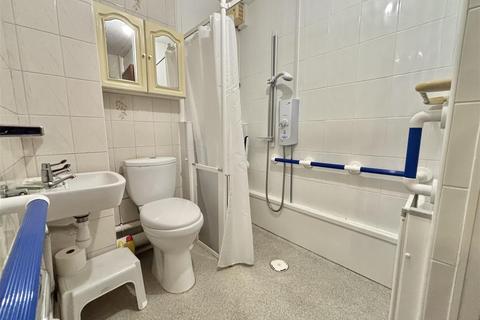 2 bedroom flat for sale, Pine Tree Court, Sketty, Swansea