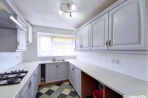 2 bedroom flat to rent, Cunningham Avenue, Enfield, EN3