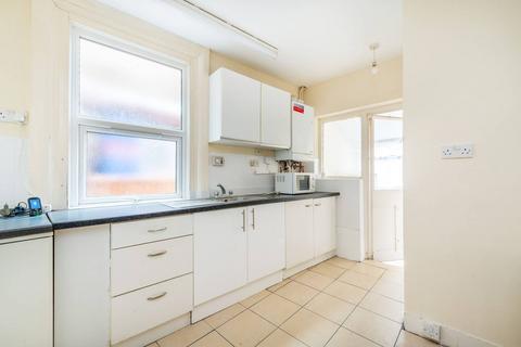 3 bedroom flat to rent, Stanley Road, Teddington, TW11