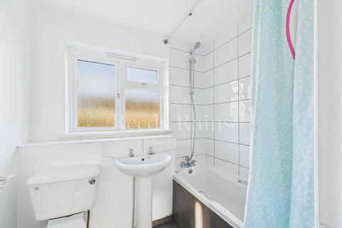 3 bedroom end of terrace house to rent, Sheldwich Close, Kent TN23