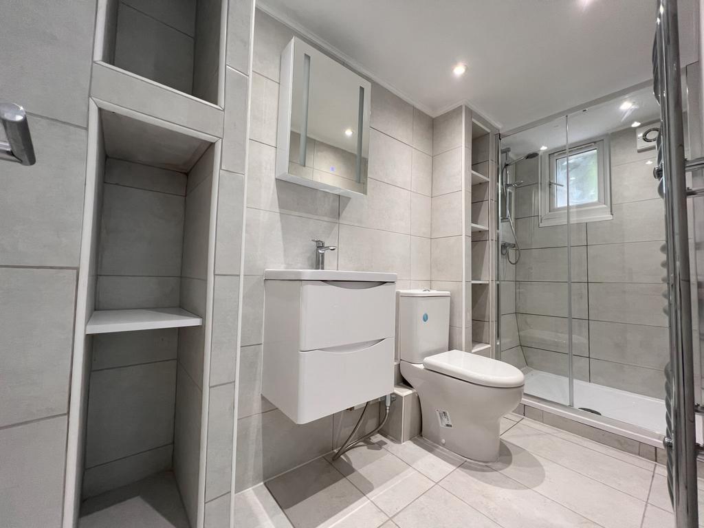 Modern Ground-Floor Flat with Private Garden –