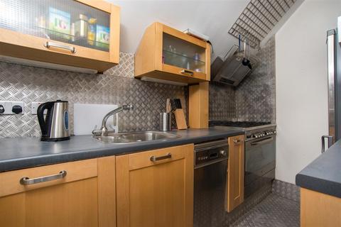 2 bedroom flat to rent, Greencroft Gardens. South Hampstead NW6