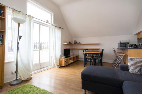 2 bedroom flat to rent, Greencroft Gardens. South Hampstead NW6