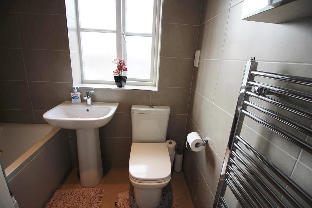 17 - Bathroom.jpg