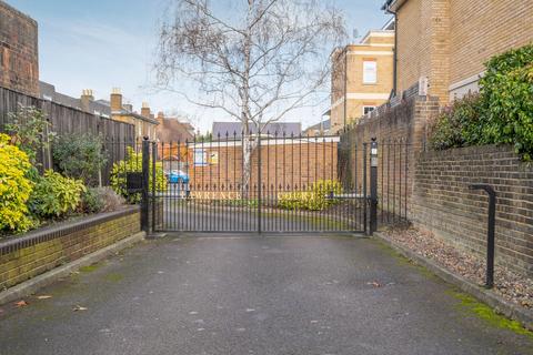 2 bedroom flat for sale, Lawrence Court, Windsor