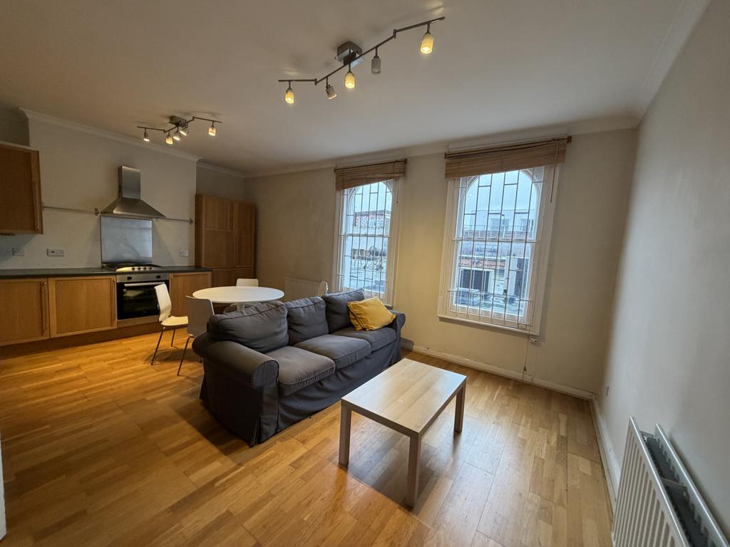 3 bed flat to rent Balham High Road, London SW12