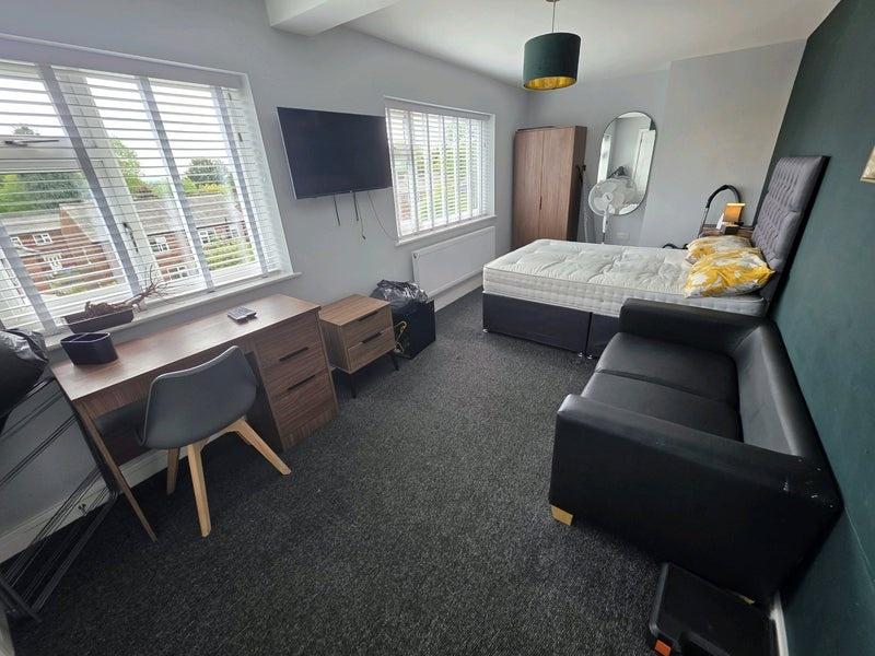Bright, well-equipped double bedroom with two l...