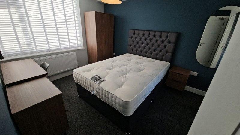 Well-presented double bedroom with a comfortabl...