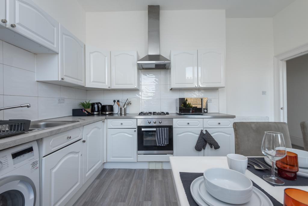 3 bed flat to rent Rattray Road, London SW2