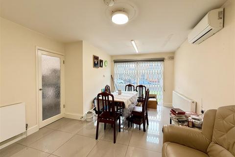 2 bedroom flat for sale, Northfield Road, London