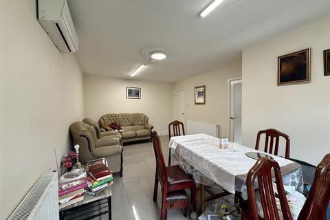 2 bedroom flat for sale, Northfield Road, London