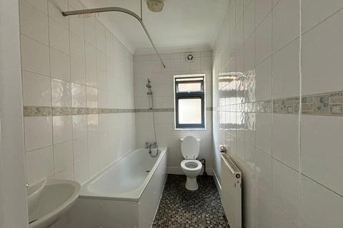 2 bedroom flat to rent, Petal Court, 1A St Martins Avenue, Upton Park, E6 3DU, UK