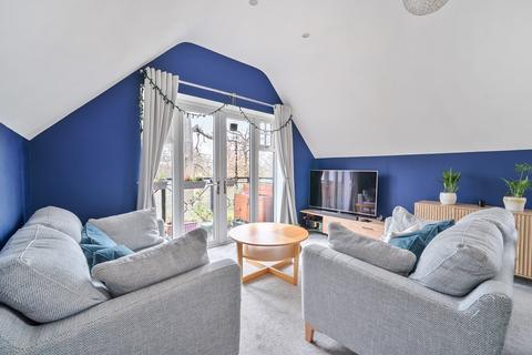 3 bedroom flat for sale, Birchwood Drive, Surrey KT14