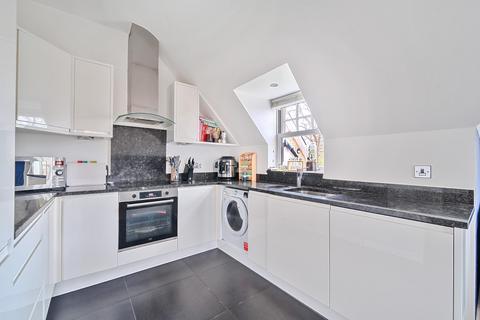 3 bedroom flat for sale, Birchwood Drive, Surrey KT14