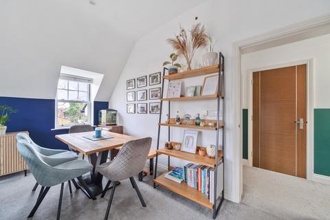 3 bedroom flat for sale, Birchwood Drive, Surrey KT14