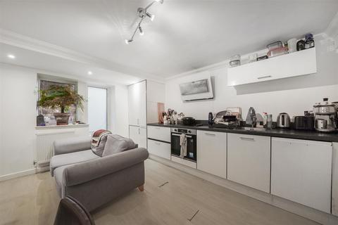 2 bedroom flat to rent, Fairhazel Gardens, London