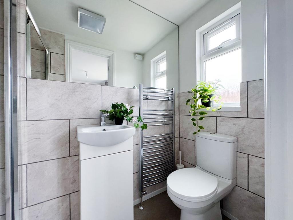 Bright, recently updated bathroom with modern w...