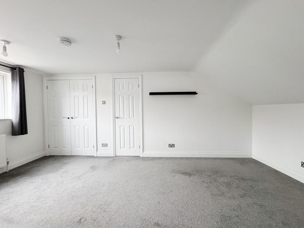 Bright, neutral double bedroom with light grey ...