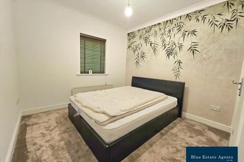 undefined, Elizabeth Gardens, Isleworth, TW7
