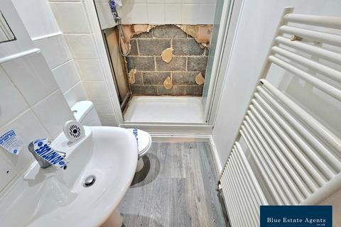 undefined, Elizabeth Gardens, Isleworth, TW7
