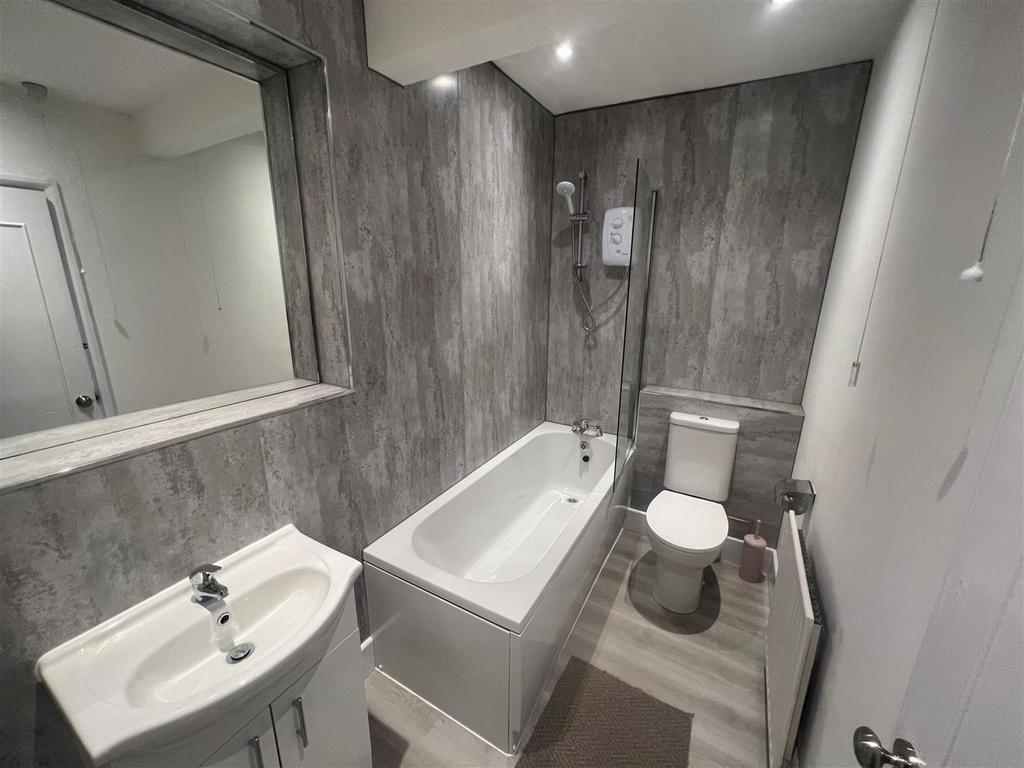 Bathroom 2.jpg