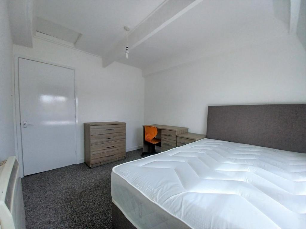 Second bedroom 2.jpg