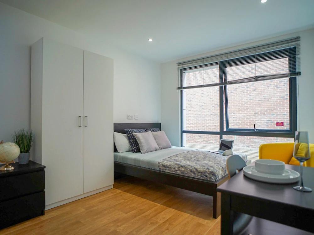 Bright, modern double bedroom with large window...