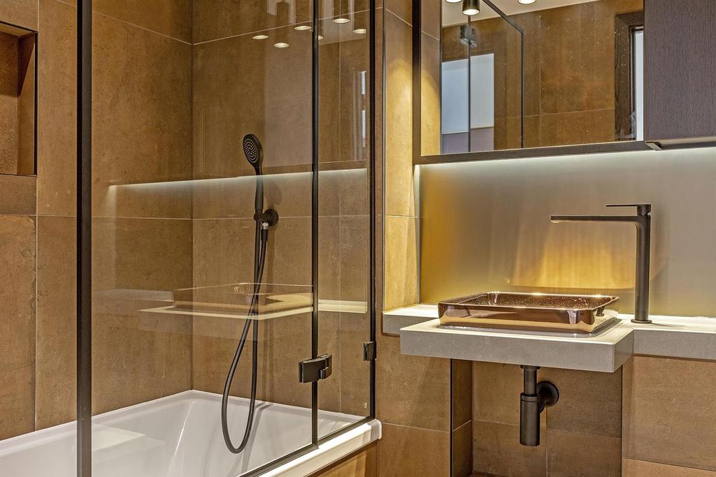 Bathroom (2).jpg