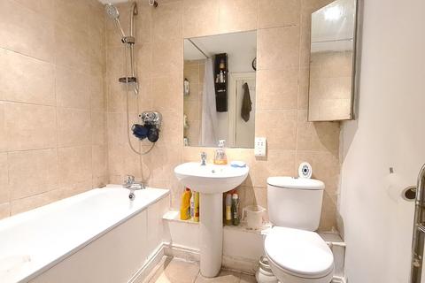 2 bedroom flat for sale, Odeon Parade, London Road, Isleworth