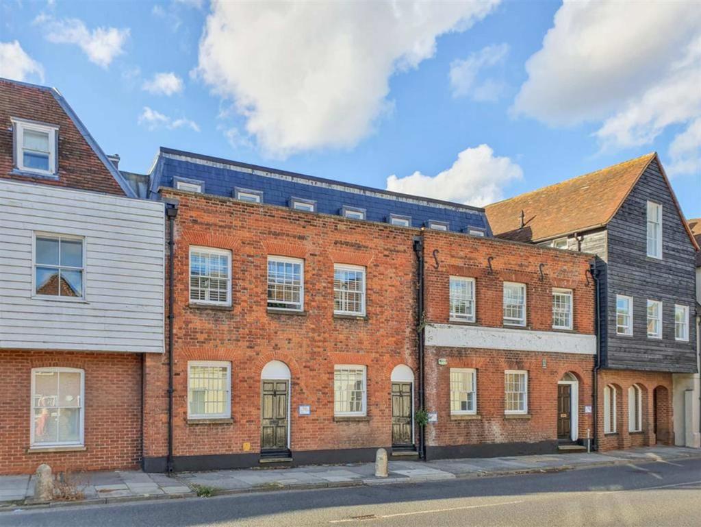 2 Bedroom Flat to rent - Available Now - Central