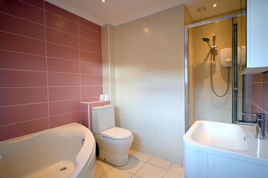 En-Suite to Bedroom 1