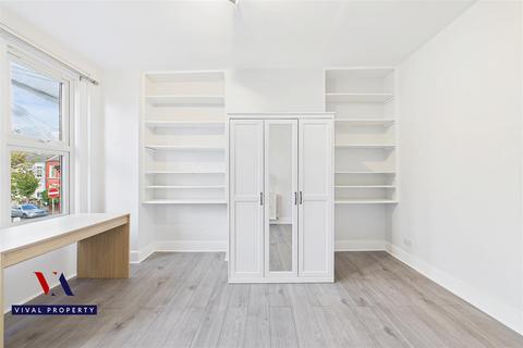 1 bedroom in a house share to rent, Ash Grove, London NW2