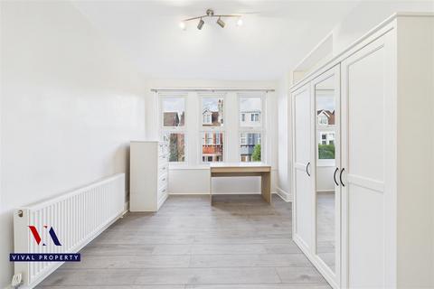 1 bedroom in a house share to rent, Ash Grove, London NW2