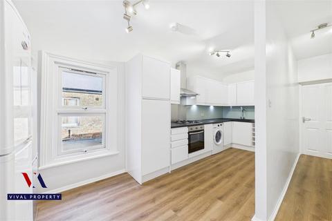 1 bedroom in a house share to rent, Ash Grove, London NW2