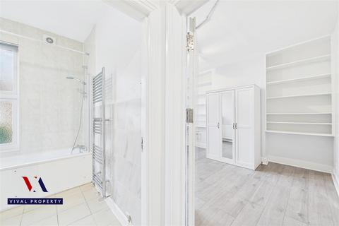 1 bedroom in a house share to rent, Ash Grove, London NW2