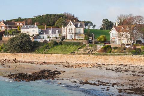 5 bedroom detached house to rent, La Grande Route de al Cote, St. Clement, Jersey